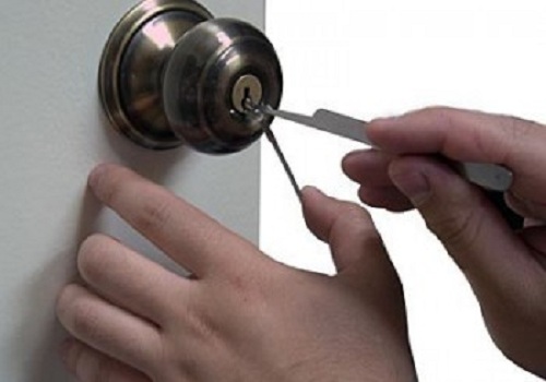 Nhân viên tỷ mỷ thực hiện việc sửa khóa